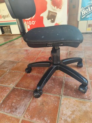 Silla de escritorio negra con ruedas