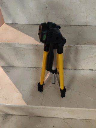 Trípode amarillo y negro