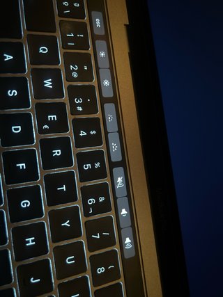 MacBook Pro, schermo rotto.