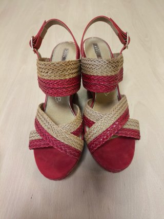 Sandalias cuña María Mare beige y rojo