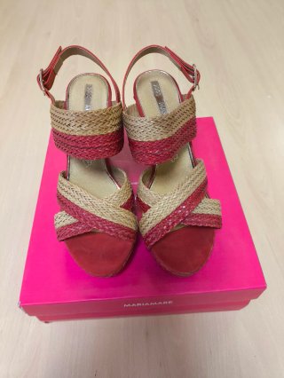Sandalias cuña María Mare beige y rojo