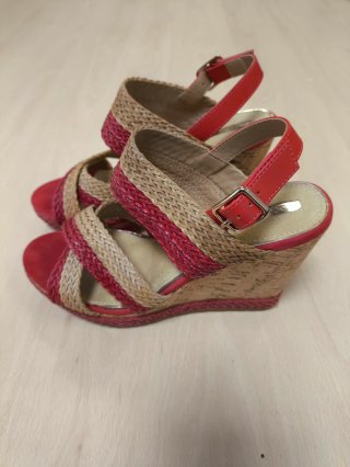 Sandalias cuña María Mare beige y rojo