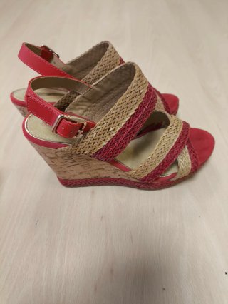 Sandalias cuña María Mare beige y rojo