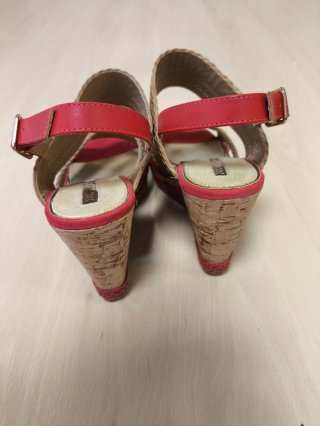 Sandalias cuña María Mare beige y rojo