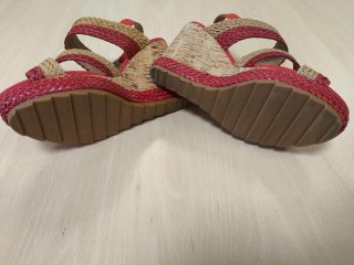 Sandalias cuña María Mare beige y rojo