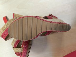 Sandalias cuña María Mare beige y rojo