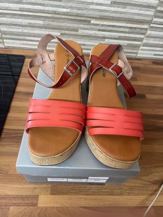 Sandalias de cuña marrones, rojas y verde oliva