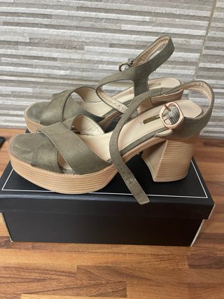 Sandalias de cuña marrones, rojas y verde oliva
