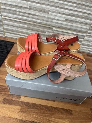 Sandalias de cuña marrones, rojas y verde oliva