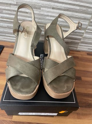 Sandalias de cuña marrones, rojas y verde oliva