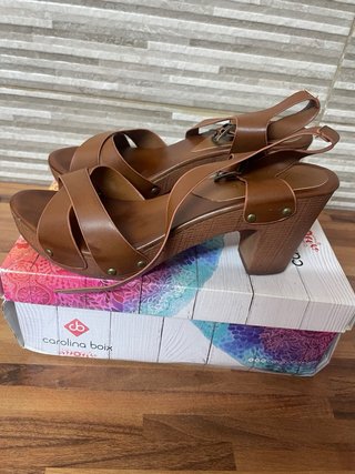 Sandalias de cuña marrones, rojas y verde oliva