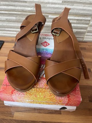 Sandalias de cuña marrones, rojas y verde oliva
