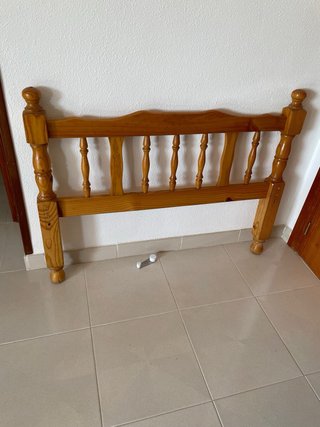Colchón individual con puntos blancos y somier.