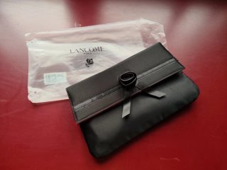 Bolso de fiesta negro con detalle de rosa