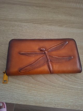 Cartera de piel con libélula grabada
