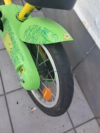 Bicicleta infantil amarilla y verde