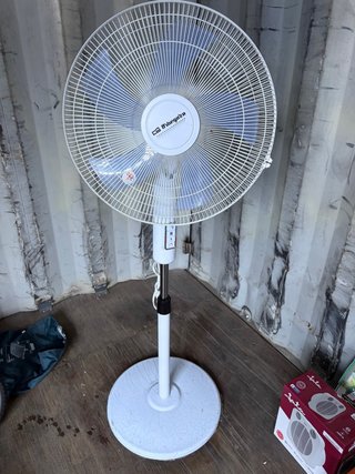 Ventilador de pie Ufesa blanco