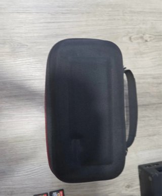 Nintendo Switch con controller blu e giallo