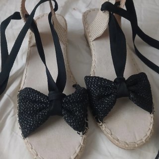 Sandalias planas negras y beige con lazo,pie ancho