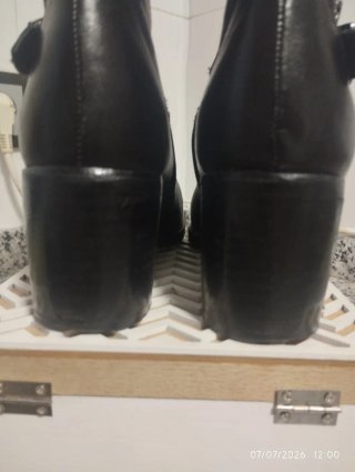 Botines de mujer negros con tachuelas