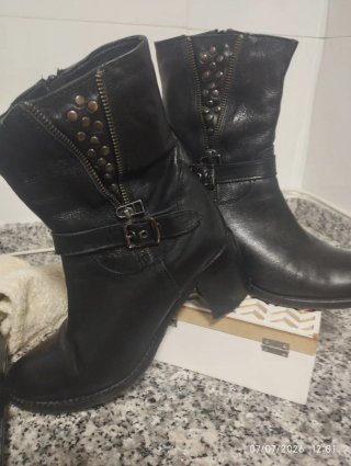 Botines de mujer negros con tachuelas