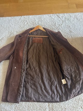 Chaqueta de ante color marrón.
