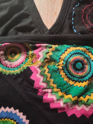 Camiseta atada al cuello estampada multicolor