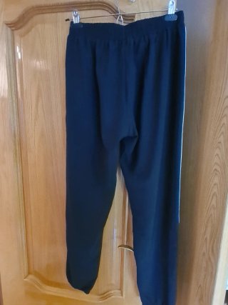 Pantalón negro con rayas blancas