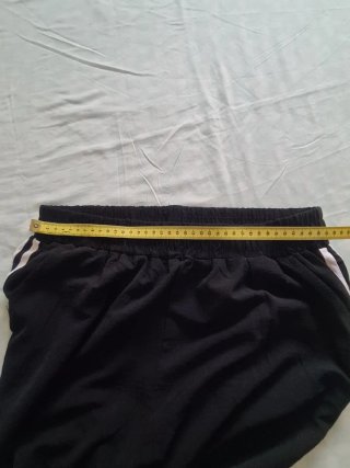 Pantalón negro con rayas blancas