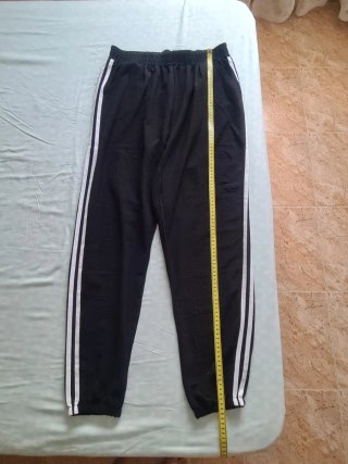 Pantalón negro con rayas blancas