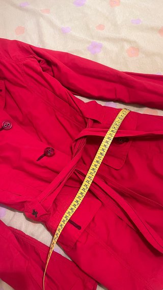 Gabardina/trench roja ligera talla L