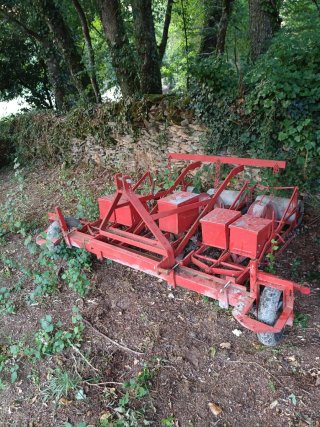 Sembradora de maíz roja
