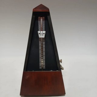 Metrónomo antiguo de madera