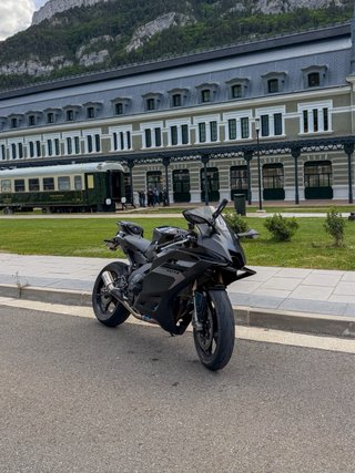 Yamaha R9 Negra Deportiva