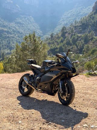 Yamaha R9 Negra Deportiva
