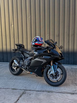 Yamaha R9 Negra Deportiva