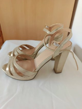 Sandalias fiesta doradas tacón