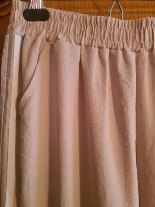 Pantalón beige con raya lateral
