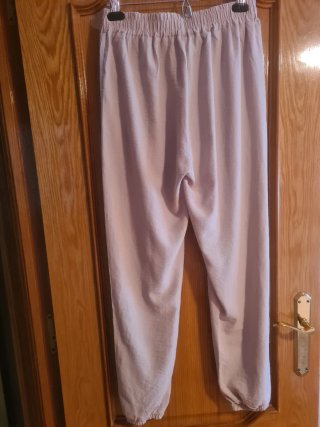 Pantalón beige con raya lateral