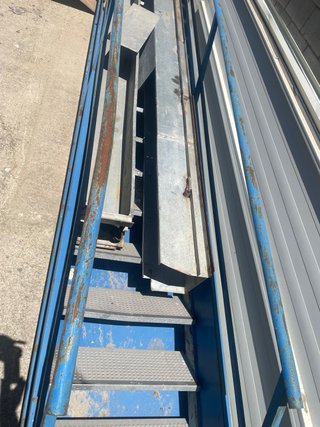 Escalera industrial metálica azul