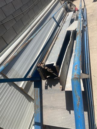 Escalera industrial metálica azul