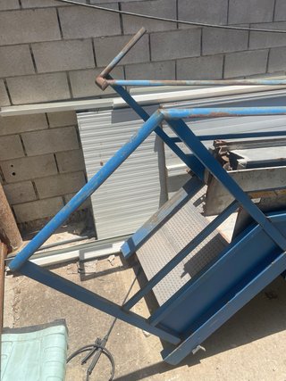 Escalera industrial metálica azul