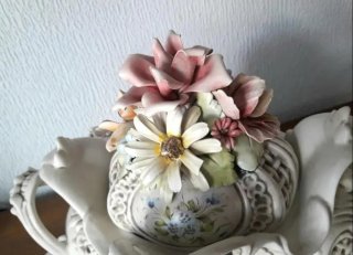 Sopera vintage de porcelana con flores