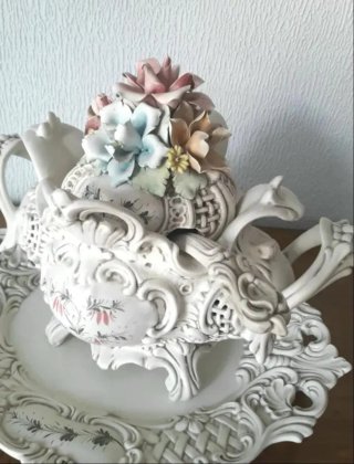 Sopera vintage de porcelana con flores