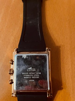 Reloj Lotus Negro y Dorado Nuevo