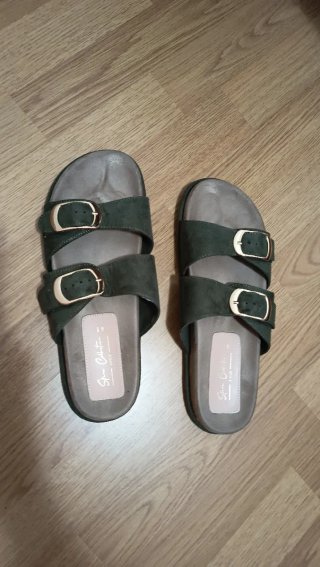 Sandalias verdes con hebillas doradas