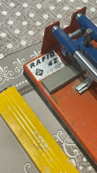 Cortadora de azulejos y nivel