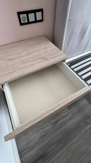 Dormitorio moderno completo, cama, mesitas, cómoda