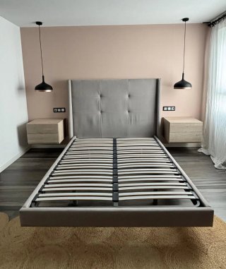 Dormitorio moderno completo, cama, mesitas, cómoda