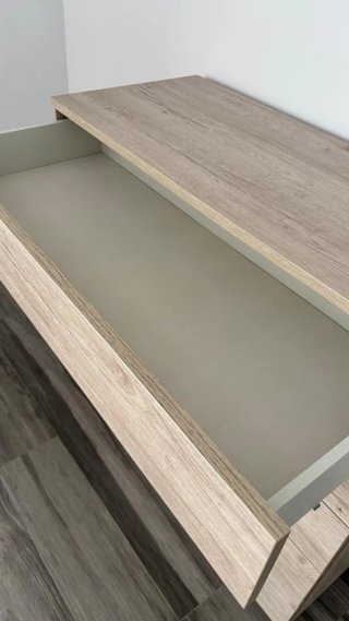 Dormitorio moderno completo, cama, mesitas, cómoda